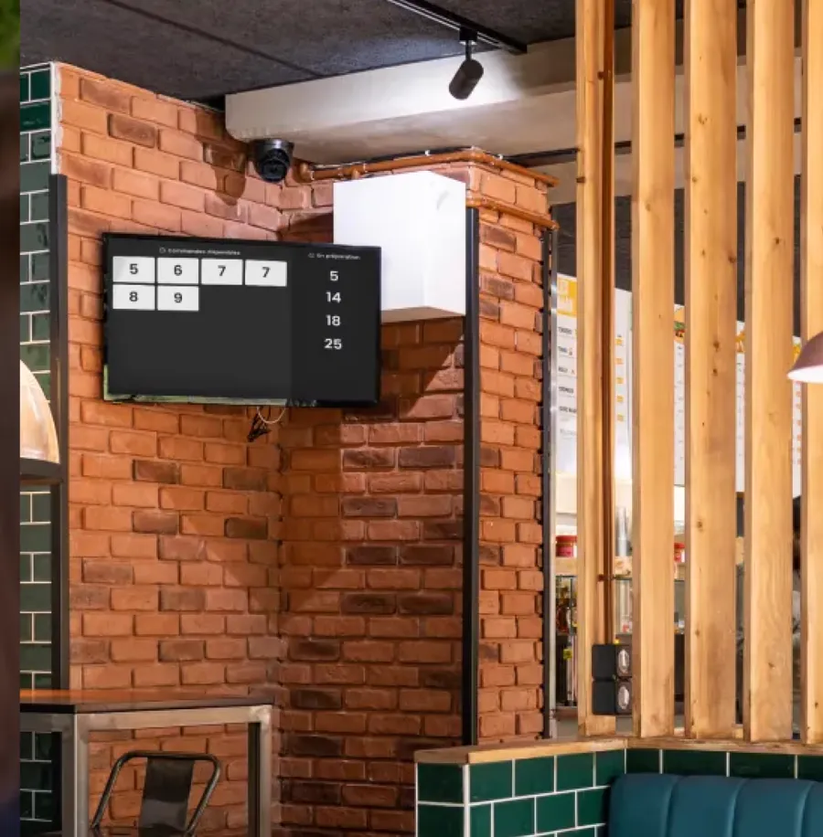 Écran cuisine connecté à la caisse enregistreuse d'un restaurant