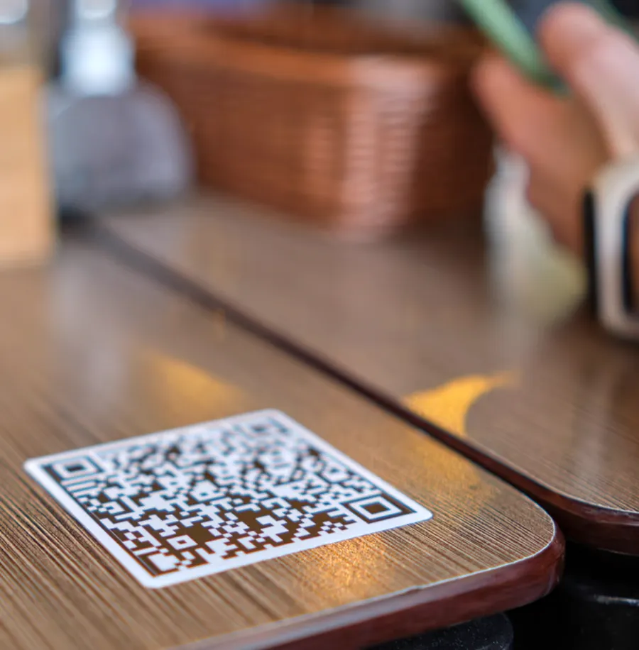 Menu QR code sur table de restaurant